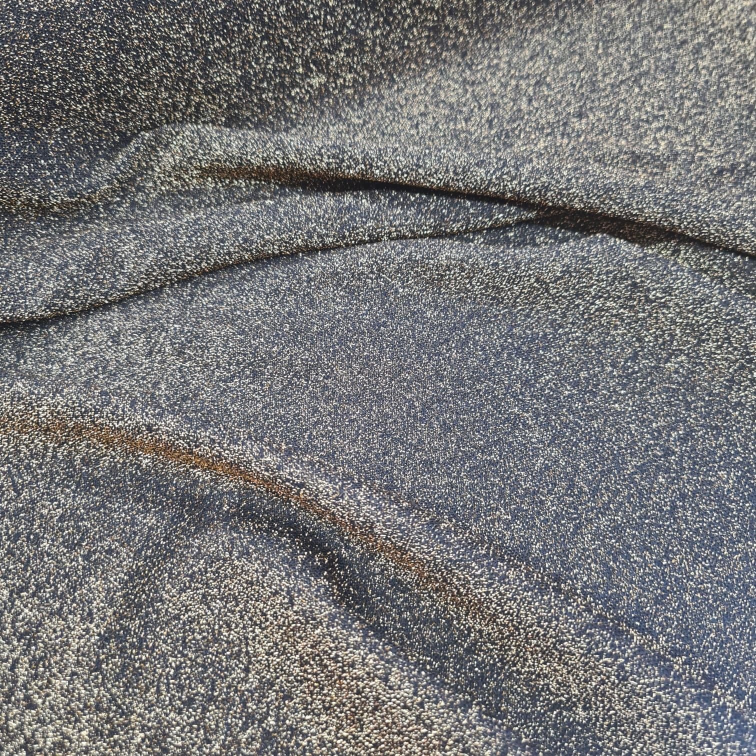 tecidos-lurex-tecido-malha-lurex-dourado-fundo-preto--p-1672860046894